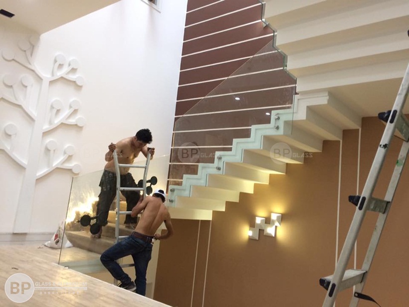 Cầu thang kính tay vịn gỗ thi công tại Hải Dương